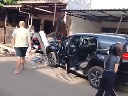 Video ABG Bawa Pajero Salah Injak Gas dan Tabrak Rumah Warga di Tangsel