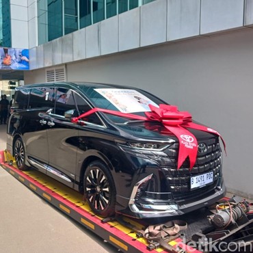 Billy Syahputra Hadiahkan Mobil Mewah untuk Istri yang Melahirkan Anak Laki-laki