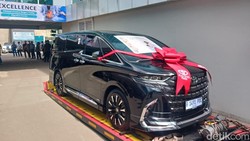 Billy Syahputra Hadiahkan Mobil Mewah untuk Istri yang Melahirkan Anak Laki-laki