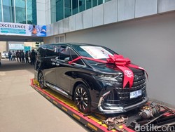 Billy Syahputra Hadiahkan Mobil Mewah untuk Istri yang Melahirkan Anak Laki-laki