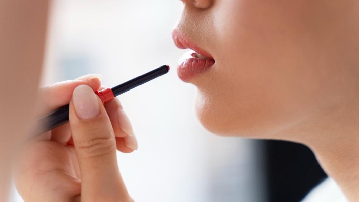 3 Warna Lipstik untuk Tampilan Fresh dan Awet Muda, Wajib Coba!