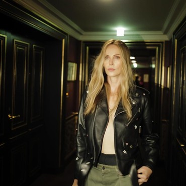 Charlize Theron Soal Isu Timothee Chalamet Remehkan Balet: AI Bisa Gantikan Dia