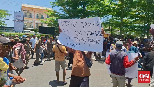 Ratusan nelayan di Kupang demo Gubernur NTT menolak Pergub No. 33/2025 yang menaikkan tarif retribusi hingga 300 persen.