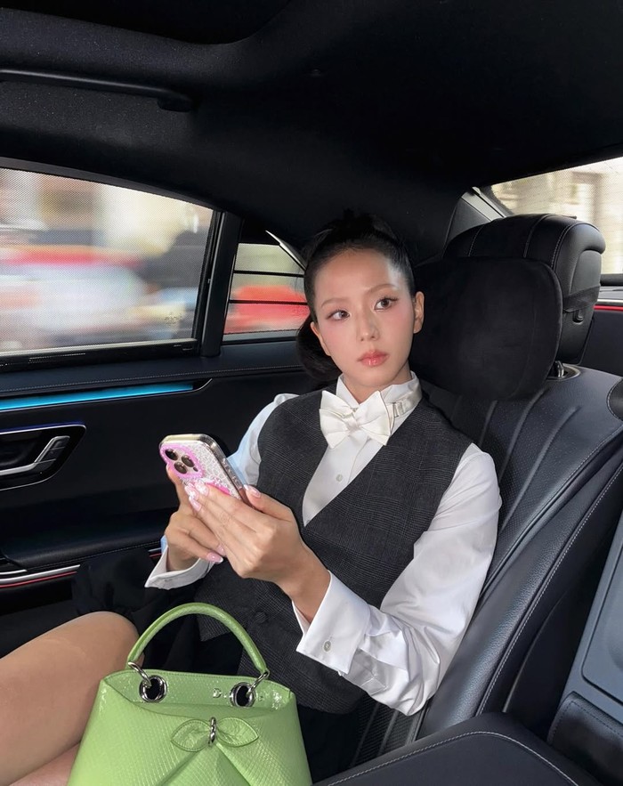 Di hari pagelaran Paris Fashion Week, Jisoo sukses memberikan kejutan dengan mengenakan tampilan semi-formal berbeda yang sama-sama memesona hingga menjadi perbincangan hangat saat ini, Beauties./ Foto: instagram.com/sooyaaa__