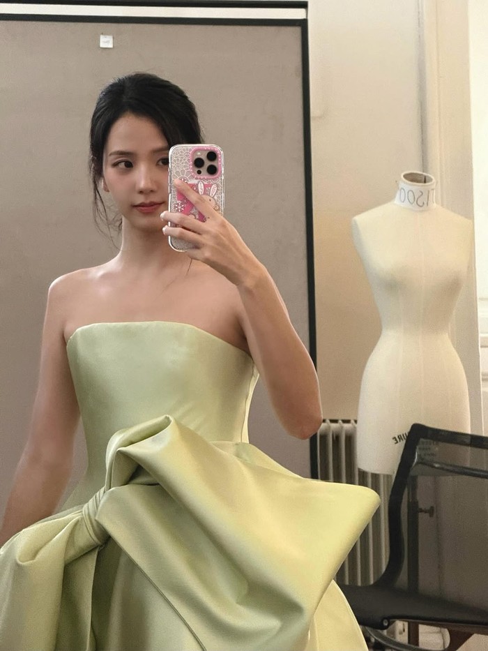 Di sisi lain, Jisoo sebelumnya juga sempat menggoda publik dengan membagikan potretnya yang sedang melakukan fitting baju untuk kampanye peragaan busana para model di Dior Show./ Foto: instagram.com/sooyaaa__