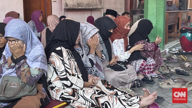 Doa dan tangisan mengisi Pondok Pesantren Al Khozyni setelah ambruknya gedung. 108 korban dievakuasi, 5 dilaporkan meninggal. Pencarian masih berlanjut.
