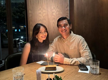Terpopuler: Kisah Cinta Enzy Storia dan Suami Diplomat