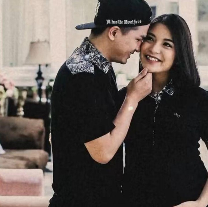 <p>Menjalani hubungan delapan tahun sebelum akhirnya menikah pada 1 Oktober 2015, Glenn mengungkap bahwa hubungannya dengan Chelsea dijalani dengan saling mewujudkan mimpi satu sama lain. &ldquo;Selama 8 tahun kita hubungannya tuh berdasarkan pada pemenuhan impian satu sama lain. Jadi, kayak saya punya impian apa, Chelsea akan mewujudkan mimpi itu. Chelsea pun punya mimpi apa, aku akan berusaha sebisa mungkin untuk mewujdukan mimpi dia,&rdquo; tuturnya.&nbsp;(Foto: Instagram@glennalinskie)</p>