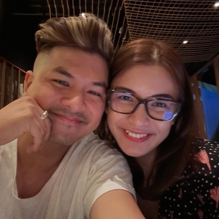 <p>Glenn merayakannya dengan mengunggah sebuah video romantis yang menceritakan kesan awal pertama kali bertemu dengan Chelsea. &ldquo;Pertama kali ketemu Chelsea, dia orang yang lucu. Orangnya pinter dan dewasa. Terus kita akhirnya sering ngobrol and then kita jadi nyambung,&rdquo; ungkap Glenn, dikutip dari laman Instagram <em>@glennalinskie,</em> Kamis (2/10/2025).&nbsp;(Foto: Instagram@glennalinskie)</p>