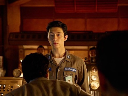 5 Potret Hong Kyung, Pemeran Letnan AU di Film Good News yang Belajar 3 Bahasa