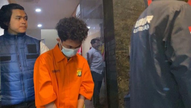 Direktorat Reserse Siber Polda Metro Jaya menangkap pria berinisial WFT alias 'Bjorka', yang diduga memeras bank dengan mengunggah data nasabah.