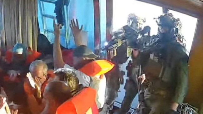 Kapal-kapal Global Sumud Flotilla yang membawa misi mendobrak blokade Israel di Jalur Gaza, Palestina, kembali dicegat dan diserang pasukan Zionis, Rabu (8/10).