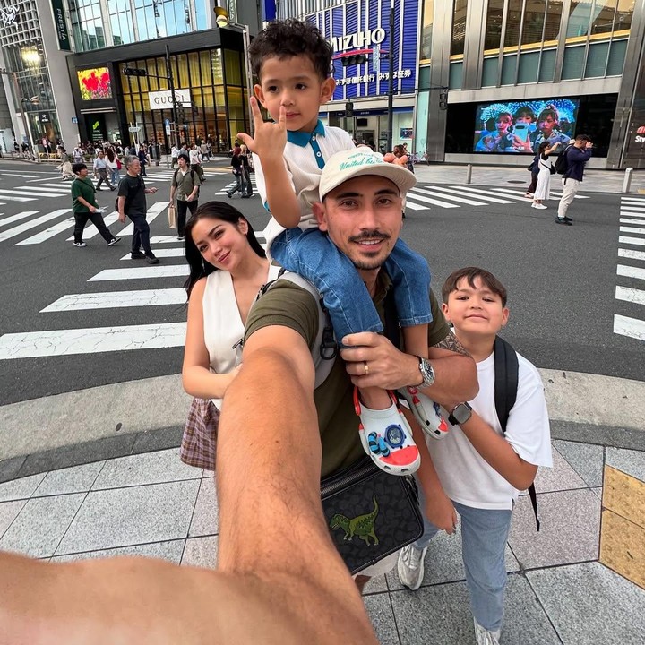 <p>Dalam satu unggahan itu, Jedar tampak menikmati liburan dengan menyusuri sudut kota Tokyo. Keluarga artis yang satu ini tampaknya tak bisa menyembunyikan keahagiaan mereka, ya, Bunda.&nbsp;(Foto: Instagram@inijedar)</p>