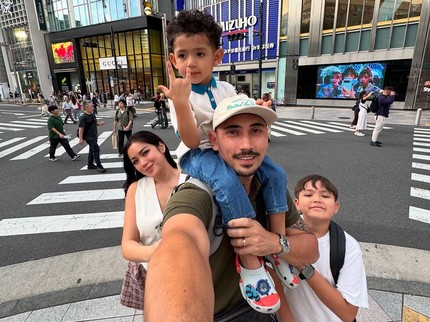 Jessica Iskandar & Vincent Verhaag Ajak Tiga Anak Liburan ke Jepang, Hagia Curi Perhatian