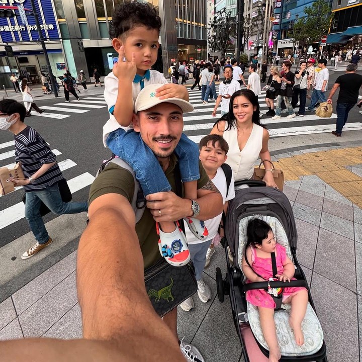 <p>Momen-momen keseruan Jedar dan keluarganya itu dibagikan melalui akun Instagram pribadinya dengan mengunggah foto kebersamaan mereka. &ldquo;Halo, perjalanan musim gugur Tokyo 2025 dimulai. Terima kasih,&rdquo; tulis Jessica, dikutip dari laman Instagram <em>@inijedar,</em> Kamis (2/10/2025).&nbsp;(Foto: Instagram@inijedar)</p>