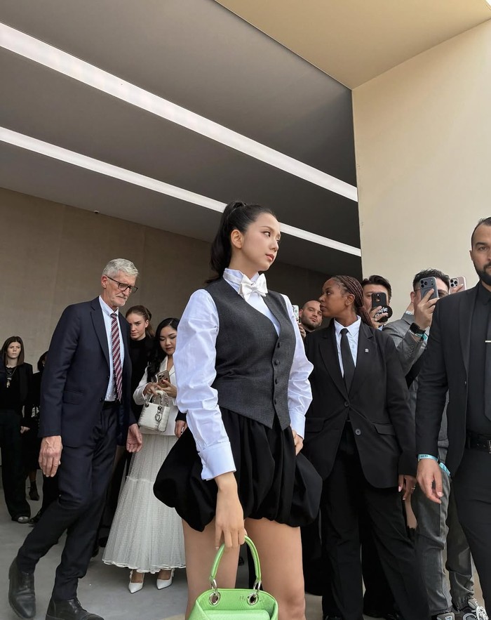 Jisoo hadir sebagai Global Brand Ambassador Dior yang turut memamerkan koleksi terbaru brand untuk menyambut musim semi dan musim panas tahun 2026 mendatang dengan outfit bergaya mahal nan modis./ Foto: instagram.com/sooyaaa__
