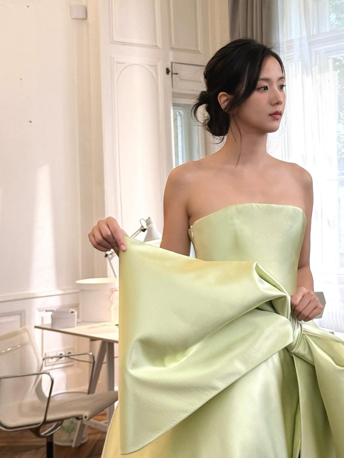 Jisoo menunjukkan salah satu koleksi SS2026 Dior berupa gaun bewarna hijau lime yang memiliki potongan off shoulder menekankan keanggunan,aksen pita besar memberikan sentuhan manis, serta pilihan kain ringan mengkilap./ Foto: instagram.com/sooyaa__