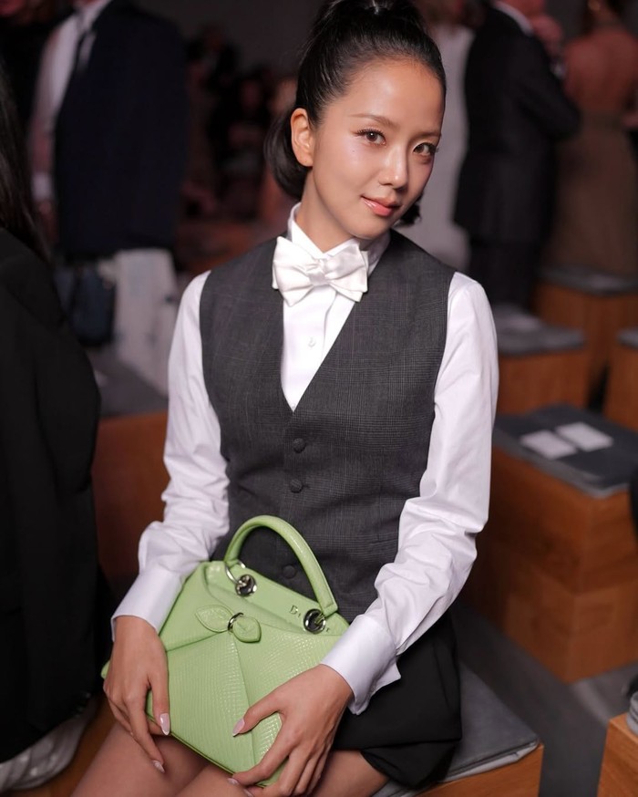 Kehadiran Jisoo dalam Dior Show di Paris Fashion Week berhasil mendapatkan sorotan besar karena aura mahalnya bersinar dalam gaya elegan dan sikap anggun yang mengukuhkan julukannya sebagai Princess Dior./ Foto: instagram.com/lofficielsingapore