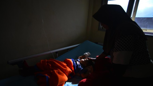 Puluhan Siswa SMA Luragung Kuningan Alami Diare Diduga Keracunan MBG Puluhan siswa SMA di Luragung, Kuningan, Jabar, alami gejala keracunan setelah konsumsi program Makan Bergizi Gratis. Sekitar 60 anak jalani perawatan medis.