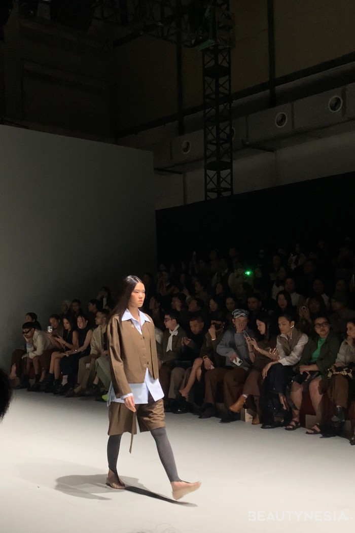 Berakar dari desain fungsional, koleksi ini terinspirasi dari foto-foto lama milik ibu Rama Dauhan saat mengenakan seragam Menwa (Resimen Mahasiswa). Sosok sang ibu yang anggun, disiplin, dan penuh keyakinan menjadi benang merah emosional dari kolaborasi ini/Foto: Beautynesia/Nadya Quamila