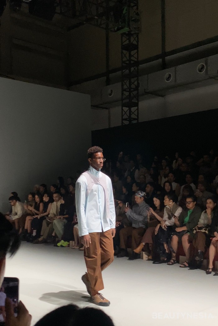 Palet warna yang digunakan di koleksi kolaborasi ini seperti khaki, olive, slate, hingga beige. Outerwear boxy, long-line skirt, dan structured vest menjadi fashion item yang mendominasi yang dihadirkan/Foto: Beautynesia/Nadya Quamila