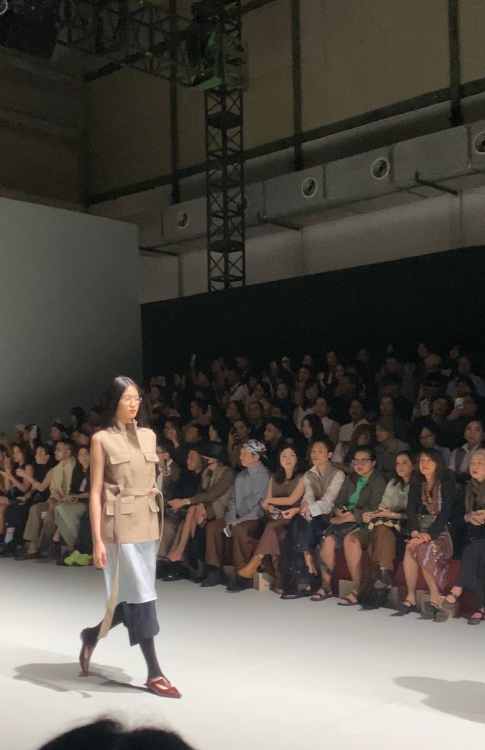 Setiap piece dirancang dengan mempertimbangkan tujuan, gerakan, dan kehadiran pemakainya. Menurut Hetty Awi, pendiri 3MONGKIS, koleksi 