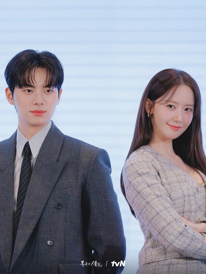 Meskipun terpaut perbedaan usia 10 tahun, Lee Chae Min dan Yoona berhasil membangun chemistry yang intens saat membintangi Bon Appetit, Your Majesty.