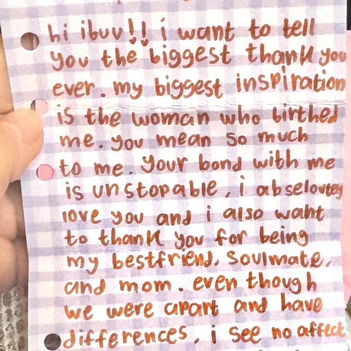 <p>Anak perempuan 12 tahun itu mengucapkan rasa terima kepada Marshanda. &ldquo;Aku ingin mengucapkan terima kasih yang sebesar-besarnya. Inspirasi terbesarku adalah perempuan yang melahirkanku. Kau sangat berarti bagiku. Ikatanmu denganku tak tergoyahkan, aku sangat mencintaimu dan aku juga ingin berterima kasih karena telah menjadi sahabat, belahan jiwa, dan ibuku,&rdquo; ungkap Sienna, dikutip dari laman Instagram <em>@marshanda99,</em> Kamis (2/10/2025).&nbsp;(Foto: Instagram @marshanda99)</p>