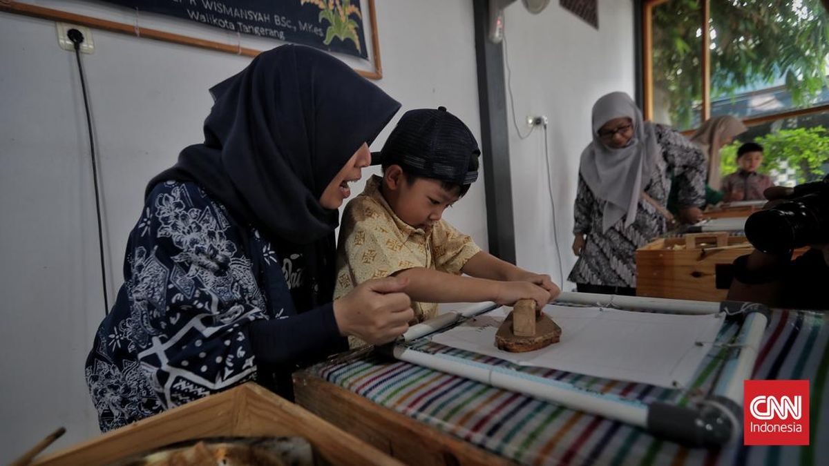 FOTO: Antusiasme Siswa SD Belajar Seni Membatik di Hari Batik Nasional