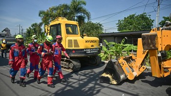FOTO: Alat Berat Mulai Digunakan Evakuasi Korban Gedung Ponpes Ambruk