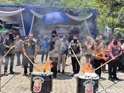 Menkeu Purbaya Tegaskan Tak Ada Ampun bagi Rokok Ilegal di Surabaya