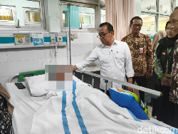 Menteri PMK Kunjungi Korban Selamat Reruntuhan Ponpes di RSUD Sidoarjo