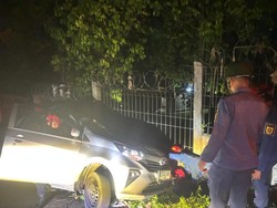 Mobil Terperosok Got Usai Gagal Nanjak di Bogor, Damkar Evakuasi