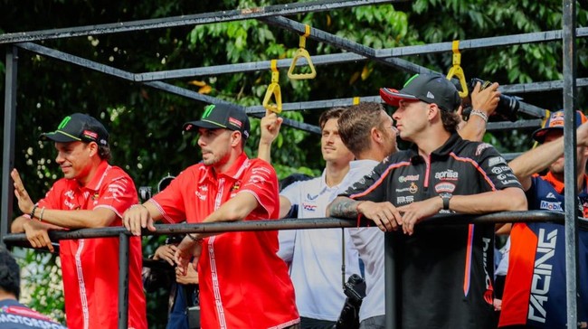Rider Parade Pertamina Grand Prix of Indonesia MotoGP Mandalika 2025 berlangsung meriah. Pembalap menyapa penonton meski cuaca panas.