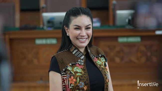 Gaya Nikita Mirzani Jalani Sidang pada Hari Batik Nasional