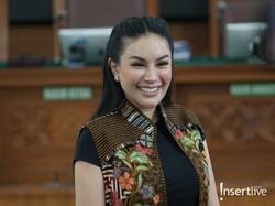 Gaya Nikita Mirzani Jalani Sidang pada Hari Batik Nasional