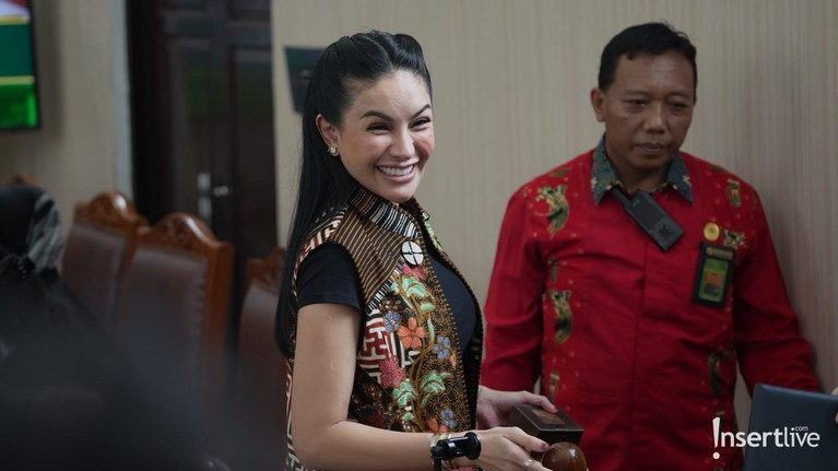 Nikita Mirzani Nikita Mirzani jalani sidang kasus pemerasan dan tindak pidana pencucian uang (TPPU) di Pengadilan Negeri Jakarta Selatan, Kamis (2/10).