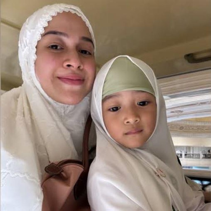 <p>Selama menjalani umrah, Nina sempat mengalami kendala ketika melaksanakan ibadah sa'i. Ia memutuskan untuk menggunakan <em>buggy</em> atau kendaraan yang disediakan untuk jamaah yang tak dapat berjalan jauh. Keputusan itu diambil lantaran kondisi kehamilannya yang tak memungkinkan untuk melaksanakan sa'i. "<em>Alhamdulillah</em> pas tawaf masih kuat, sa'i nya memutuskan pake <em>buggy</em> karena perut dan kaki mulai berasa kenceng dan anak2 juga udah pada ga kondusif. Tapi <em>Alhamdulillah</em> selesai juga umrah kami semalam," katanya. (Foto: Instagram @ninazatulini22)</p>