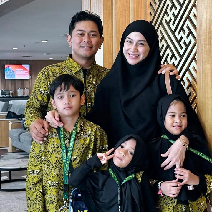 <p>Artis Nina Zatulini tengah menjalani kehamilan keempat, Bunda. Baru-baru ini, Nina memutuskan untuk pergi umrah ke Tanah Suci bersama suami dan ketiga anaknya. Melalui unggahan di Instagram, Nina sempat membagikan momen sebelum berangkat umrah. "<em>Masyaa Allah Hadza Min Fadhli Rabbi Alhamdulillah</em> Semoga Allah mudahkan Semoga Allah jaga," tulisnya. (Foto: Instagram @ninazatulini22)</p>