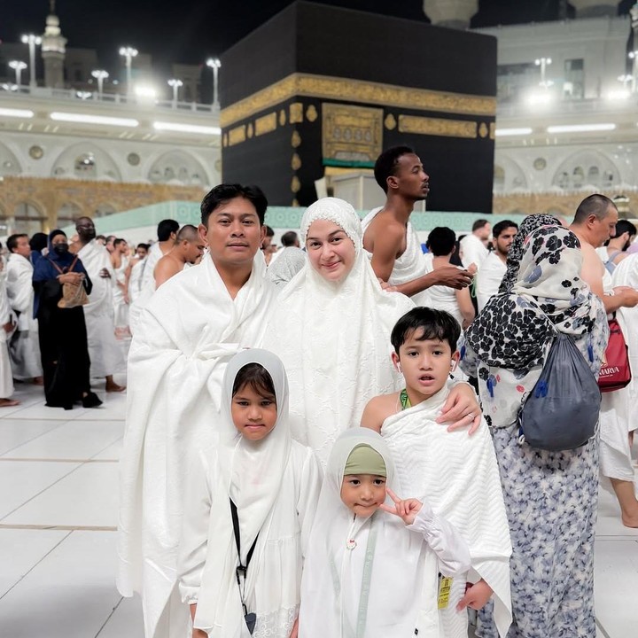 <p>Nina memutuskan pergi umrah setelah hampir dua bulan mengumumkan kabar kehamilan keempatnya ke publik. Perlu diketahui, Nina Zatulini resmi menikah dengan Chandra Tauphan Ansar pada 22 Januari 2016. Keduanya telah dikaruniai tiga anak, yakni Kenzie Naratama Chandra, Khanza Inara Chandra, dan Kaluna Ganara Chan. (Foto: Instagram @ninazatulini22)</p>