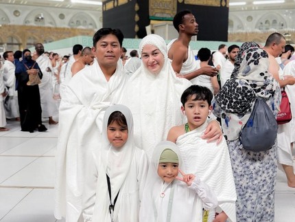 Nina Zatulini Jalani Umrah Bareng Keluarga saat Hamil Anak Keempat, Intip Potretnya