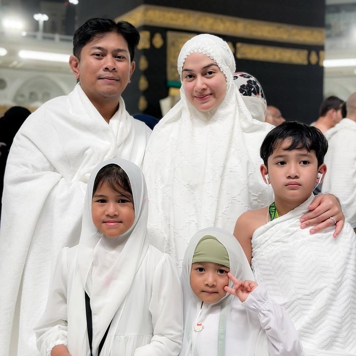 <p>Saat berada di Masjidil Haram, Nina sempat mengabadikan momen kebersamaan dengan keluarganya. Nina bersama suami dan ketiga anaknya sudah terlihat mengenakan pakaian ihram putih. "Segala puji bagi Tuhan dalam segala keadaan," tulisnya dalam unggahan foto bersama keluarga. (Foto: Instagram @ninazatulini22)</p>