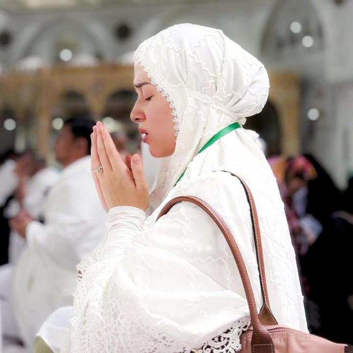 <p>Sesampainya di Tanah Suci, Nina bersama suami dan ketiga anaknya langsung menjalani serangkaian ibadah. Salah satunya adalah berdoa di depan Ka'bah yang berada di Masjidil Haram, Mekah, Arab Saudi. (Foto: Instagram @ninazatulini22)</p>