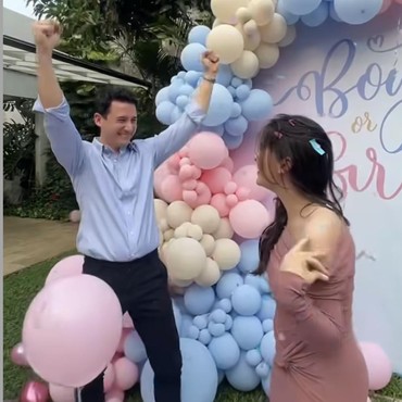 Bakal Punya Anak Perempuan, 7 Foto Peluk Cium Nino Fernandez & Steffi Zamora di Gender Reveal