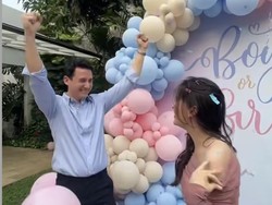 Bakal Punya Anak Perempuan, 7 Foto Peluk Cium Nino Fernandez & Steffi Zamora di Gender Reveal