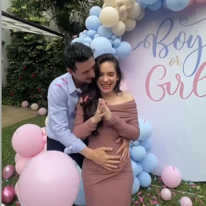 <p>Usai mengetahui jenis kelamin anak pertamanya, Steffi terlihat begitu bahagia. Reaksi yang sama juga diperlihatkan Nino yang langsung mengangkat tangannya usai membuka kotak berisi balon. Tak lama, Nino langsung mendekati Steffi dan memeluknya. Steffi dan Nino pertama kali mengumumkan kehamilan pada awal September 2025. Kabar pernikahan Steffi dan Nino berhembus kencang beberapa bulan terakhir, namun keduanya belum mau buka suara soal terkait hal tersebut. (Foto: Instagram @@steffizamoraaa)</p>