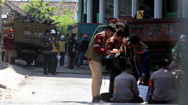 Polda Jatim imbau warga tidak merusak TKP ambruknya Ponpes Al Khoziny, karena proses evakuasi masih berjalan.