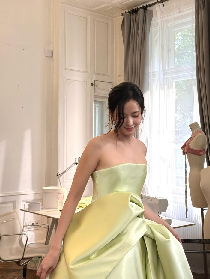 Penampilan Jisoo dalam persiapan Paris Fashion Week untuk Dior Show pada H-1 ini berhasil viral di kalangan netizen yang menyebut gaunnya sangat cocok untuk Jisoo, terlebih lagi dengan tatanan rambutnya yang cantik./ Foto: instagram.com/sooyaa__