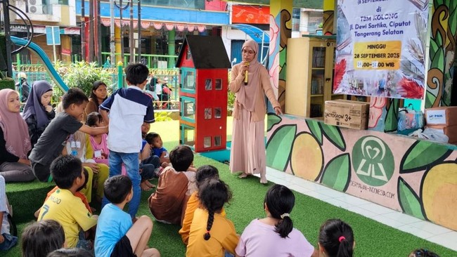 PNM menyalurkan bantuan berupa buku bacaan, alat tulis dan mewarnai, hadiah perlombaan, hingga makanan bergizi pada kegiatan sosial di TBM Kolong Ciputat.