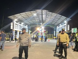 Respons Cepat Polisi-Damkar Tangani Kebakaran Kilang Minyak di Dumai